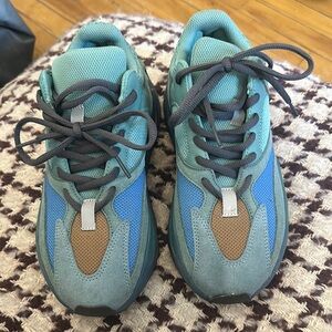 « « REPOSH » » Sneakers in Blue and Green.